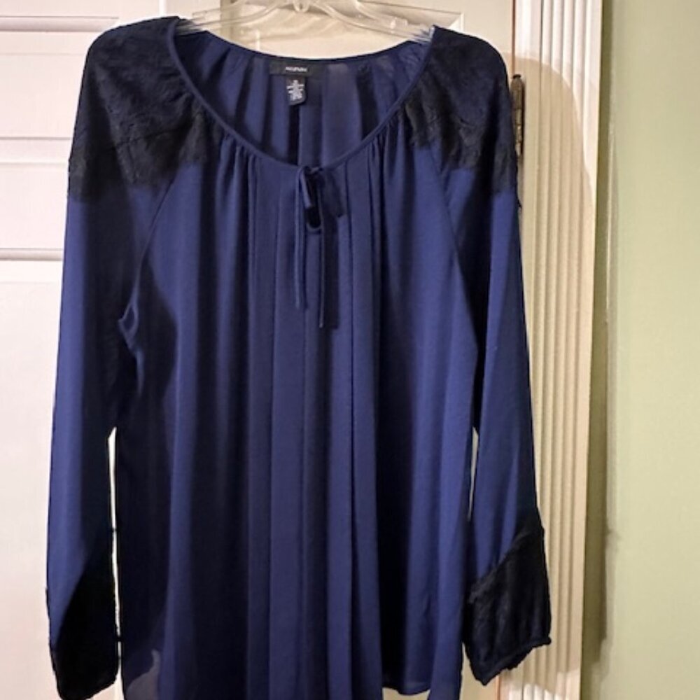 Alfani || Navy Blouse W/ Black Lace Capped Shoulders & Long Sleeves || Size 16